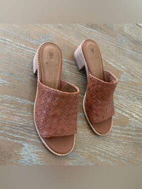 Frye Leather Open Toe Woven Camel Brown Block Hill Slip On Mules US 7.5
